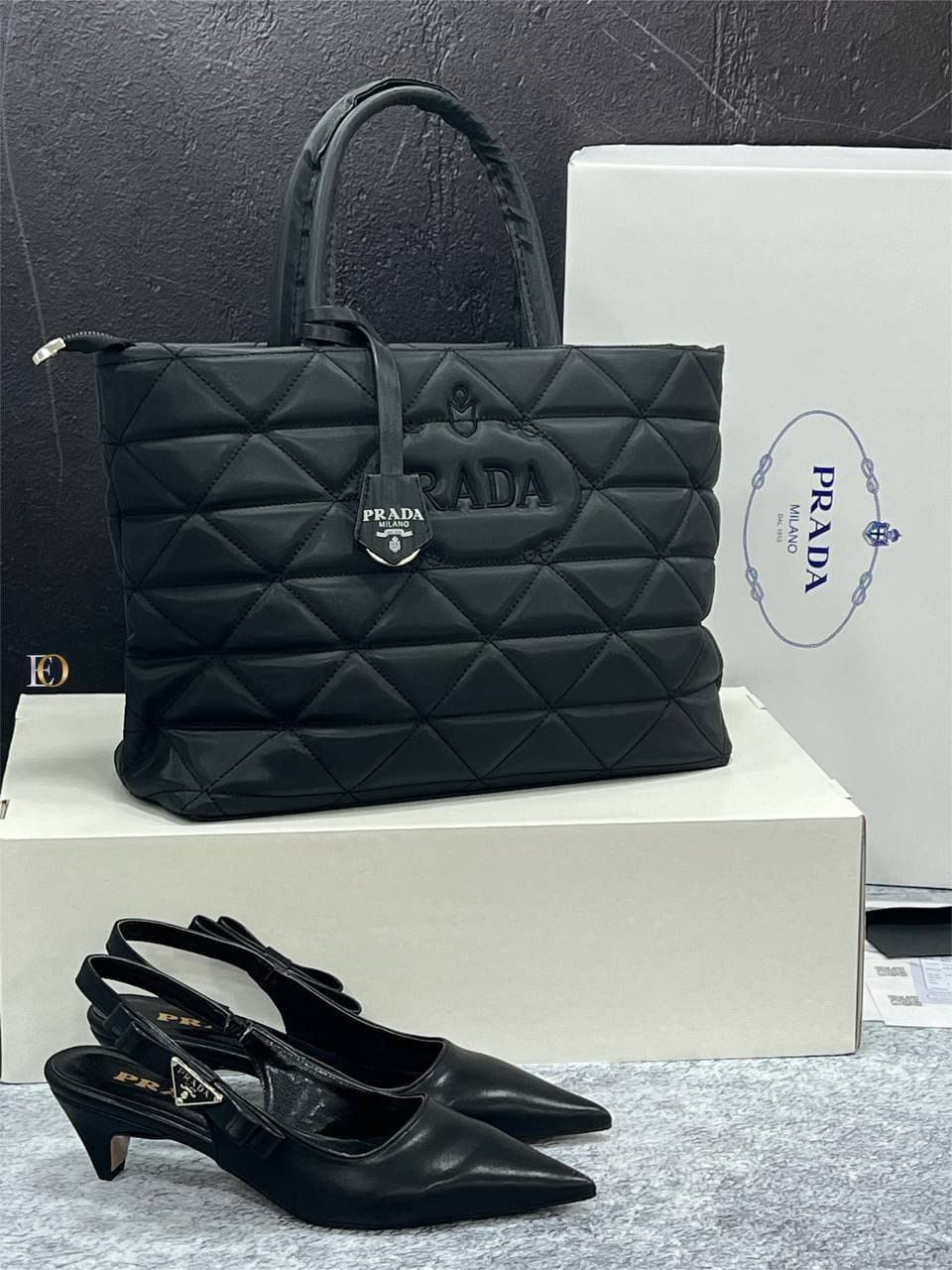 Ensemble Prada Blanc Élégant : Sac à Main en Cuir et Escarpins Assortis