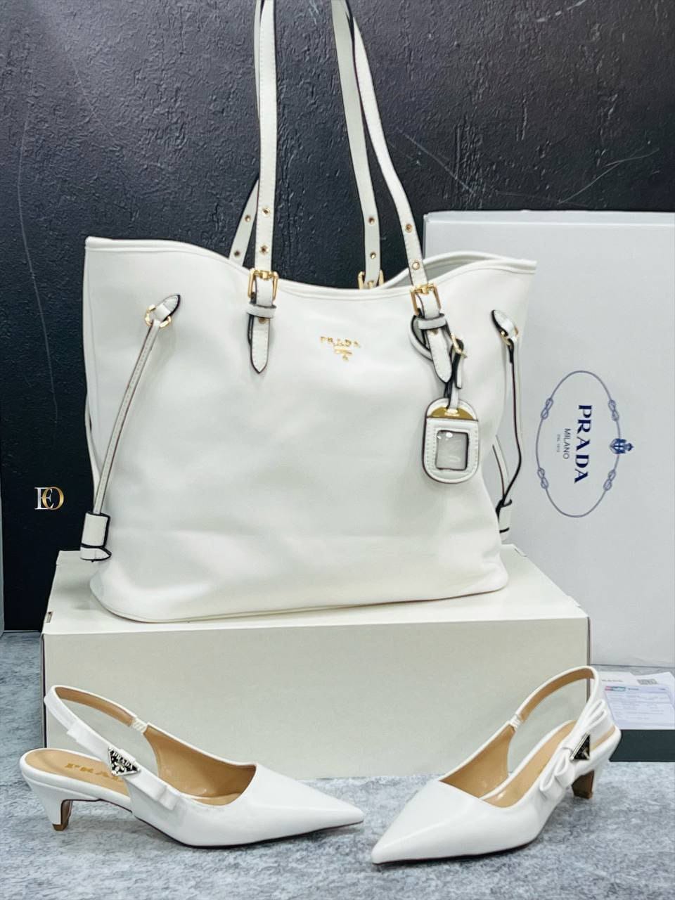 Ensemble Prada Blanc Élégant : Sac à Main en Cuir et Escarpins Assortis