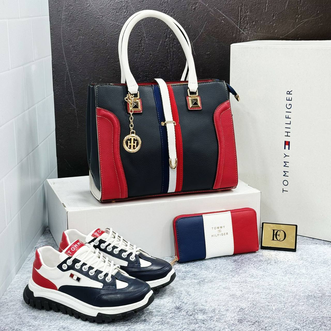 Ensemble Tommy Hilfiger Tricolore : Sac Cabas, Portefeuille et Baskets Assortis