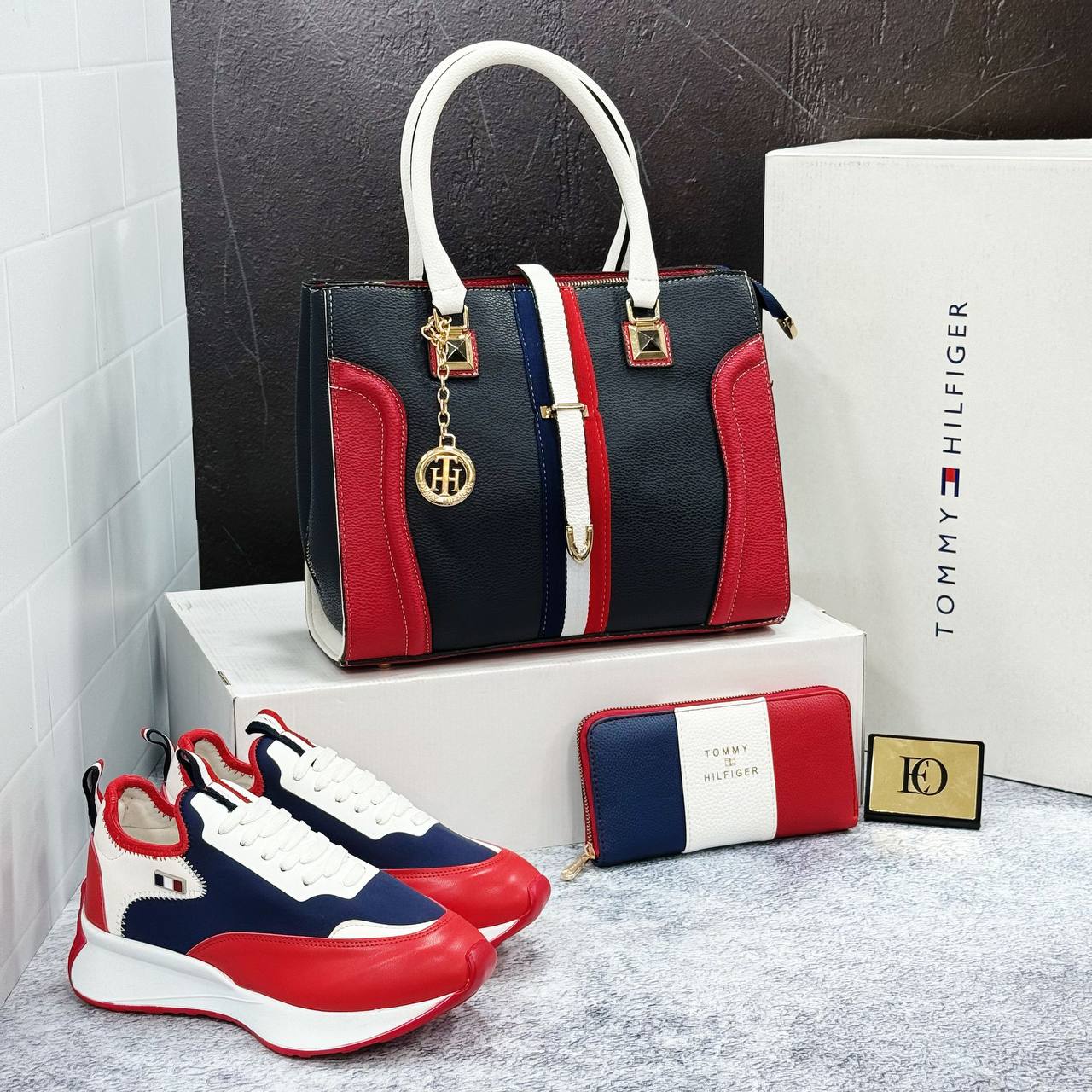 Ensemble Tommy Hilfiger Tricolore : Sac Cabas, Portefeuille et Baskets Assortis