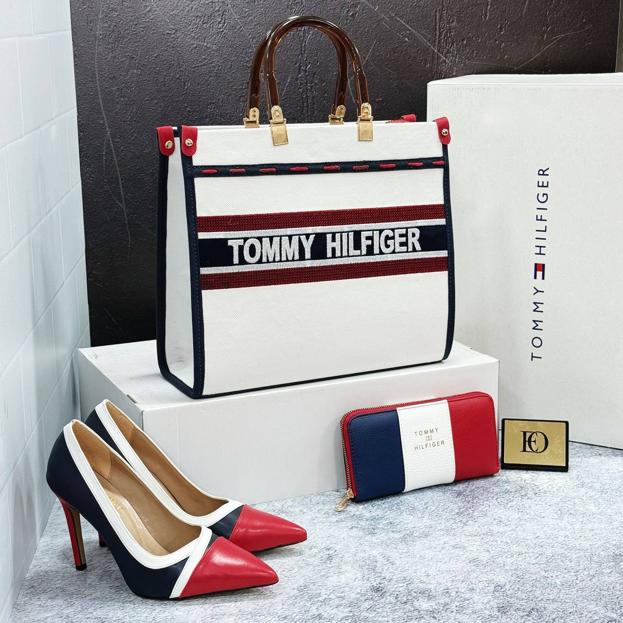 Ensemble Tommy Hilfiger Tricolore : Sac Cabas, Portefeuille et Baskets Assortis