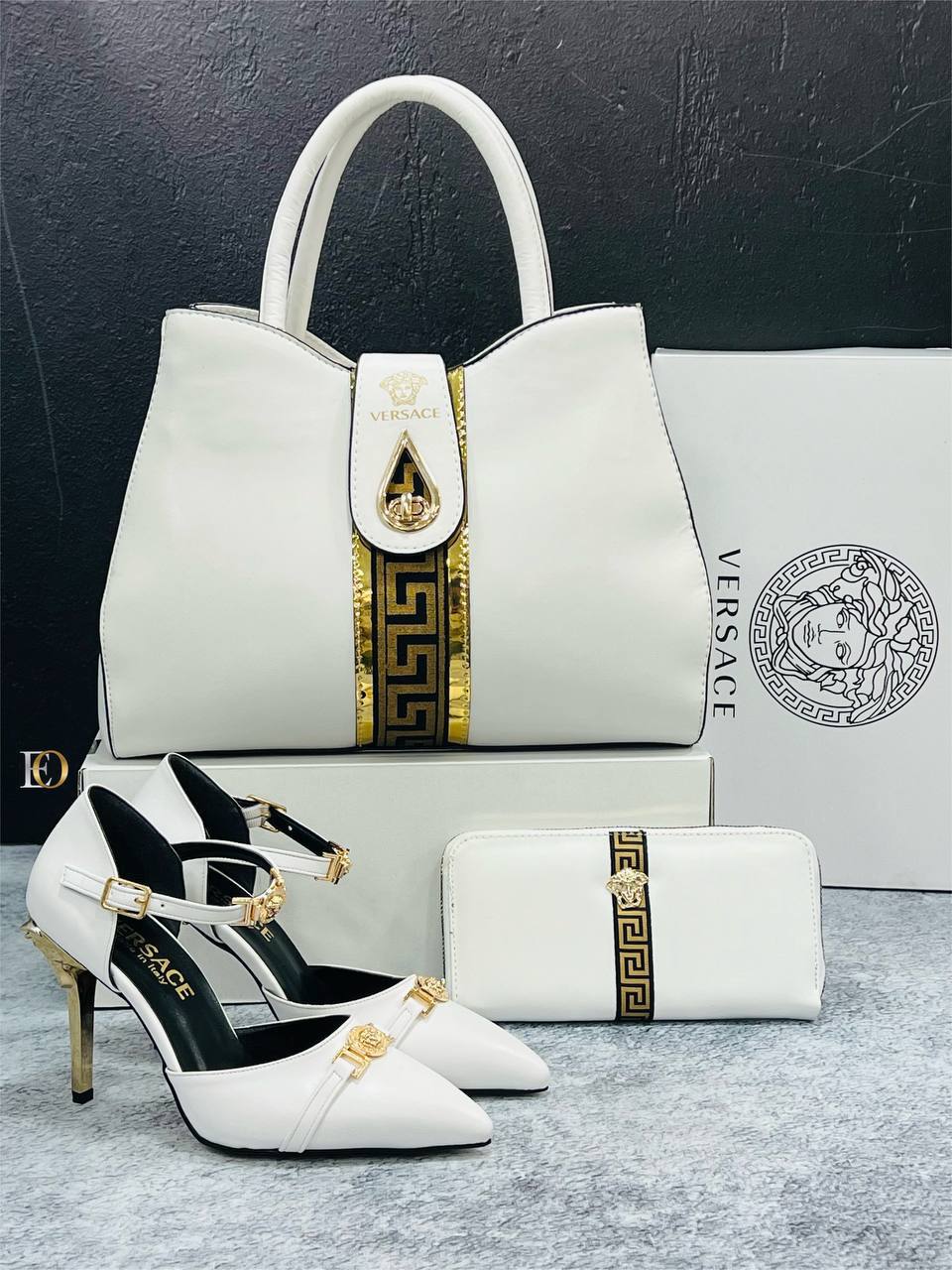 Ensemble Versace Blanc et Or : Sac à Main, Portefeuille et Escarpins Assortis