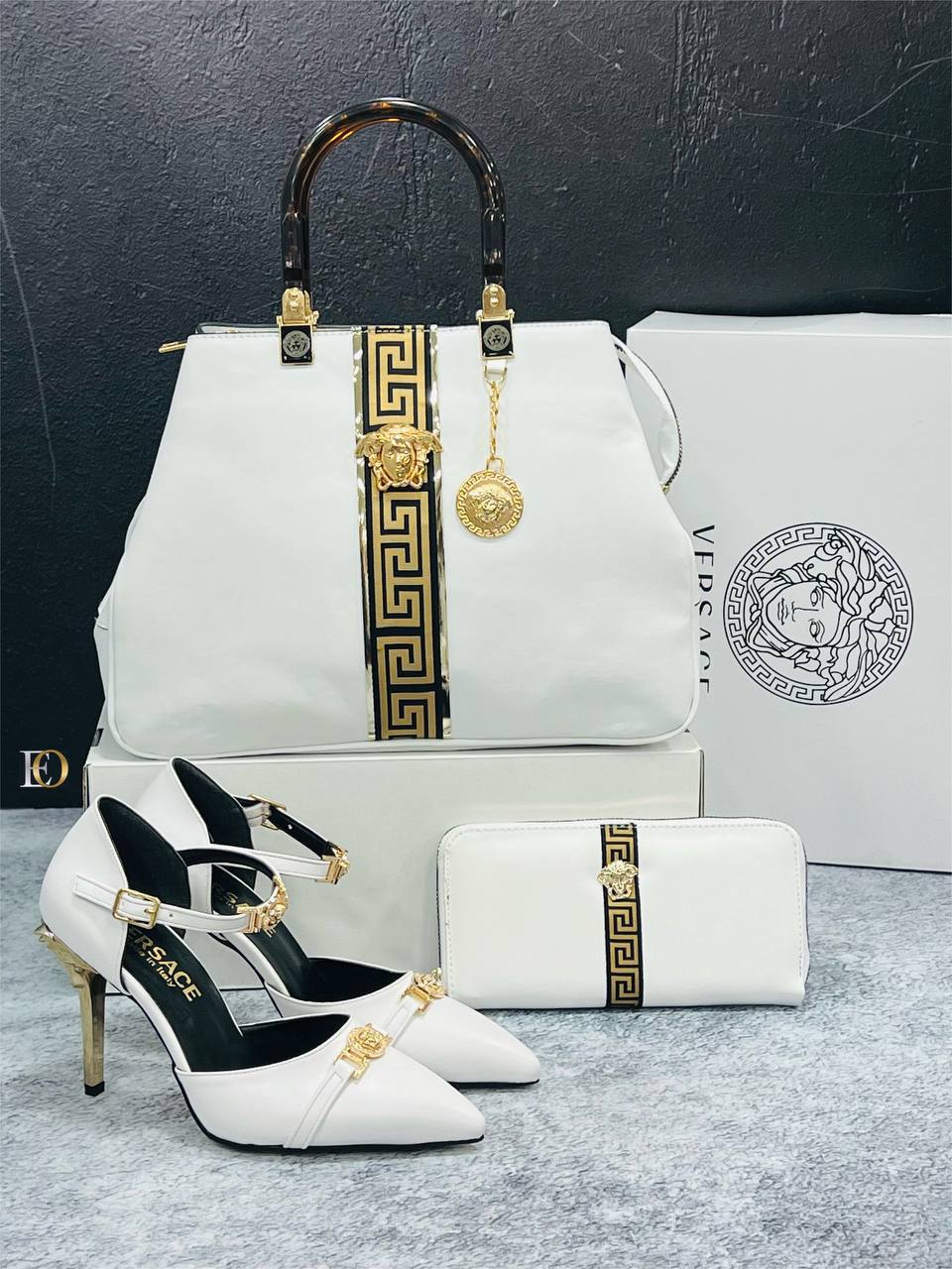 Ensemble Versace Blanc et Or : Sac à Main, Portefeuille et Escarpins Assortis