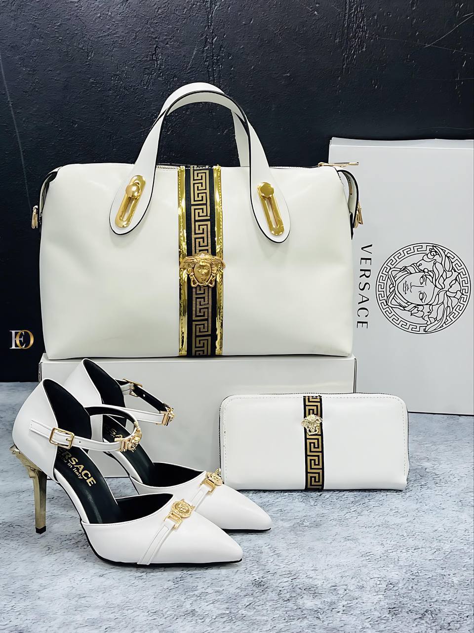 Ensemble Versace Blanc et Or : Sac à Main, Portefeuille et Escarpins Assortis
