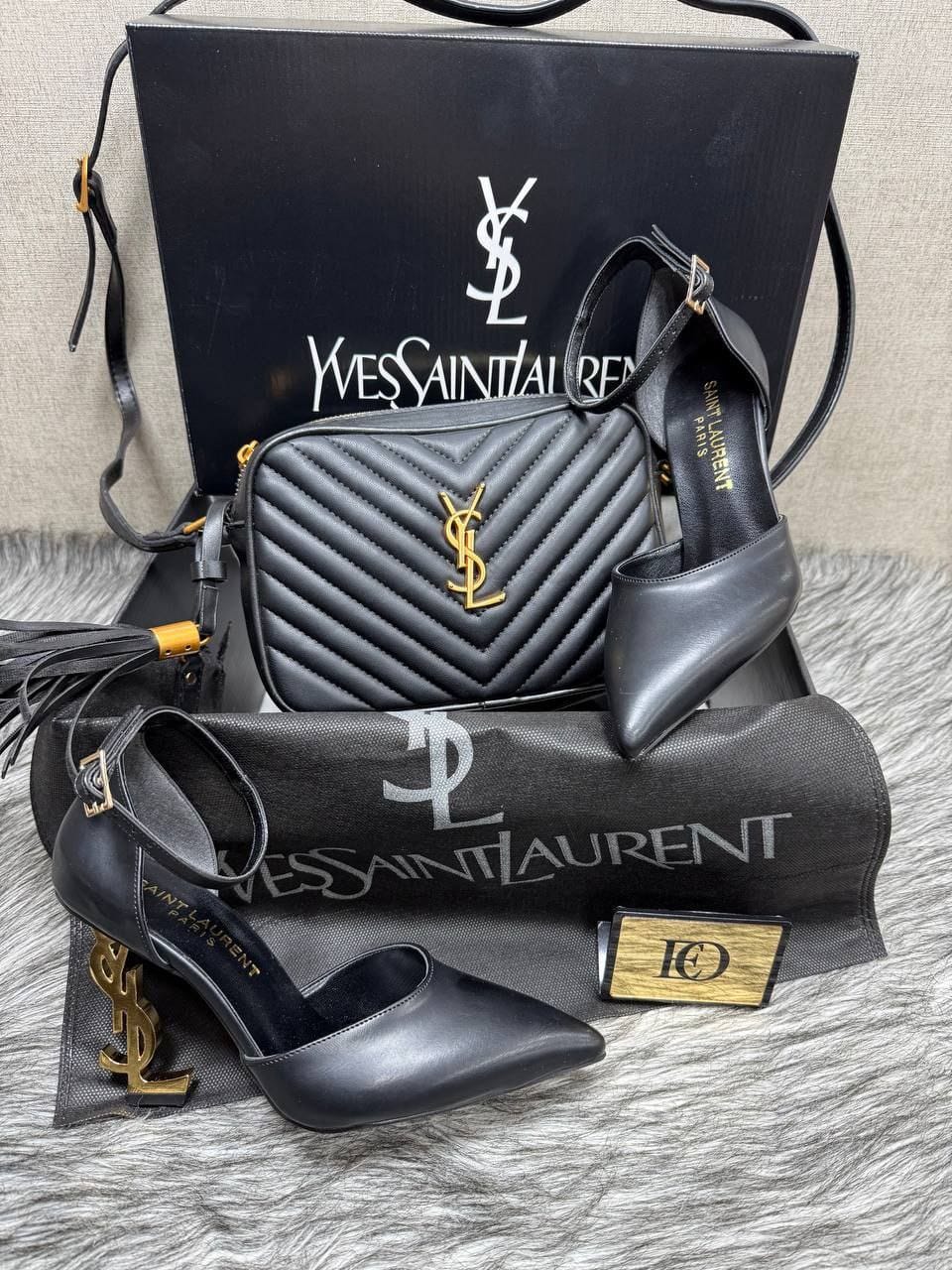 Ensemble Saint Laurent Noir et Or : Sac Loulou Camera et Escarpins Assortis