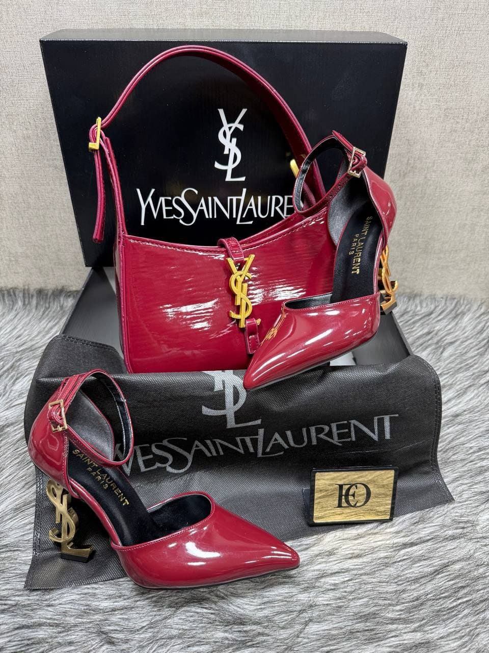 Ensemble Saint Laurent Noir et Or : Sac Loulou Camera et Escarpins Assortis