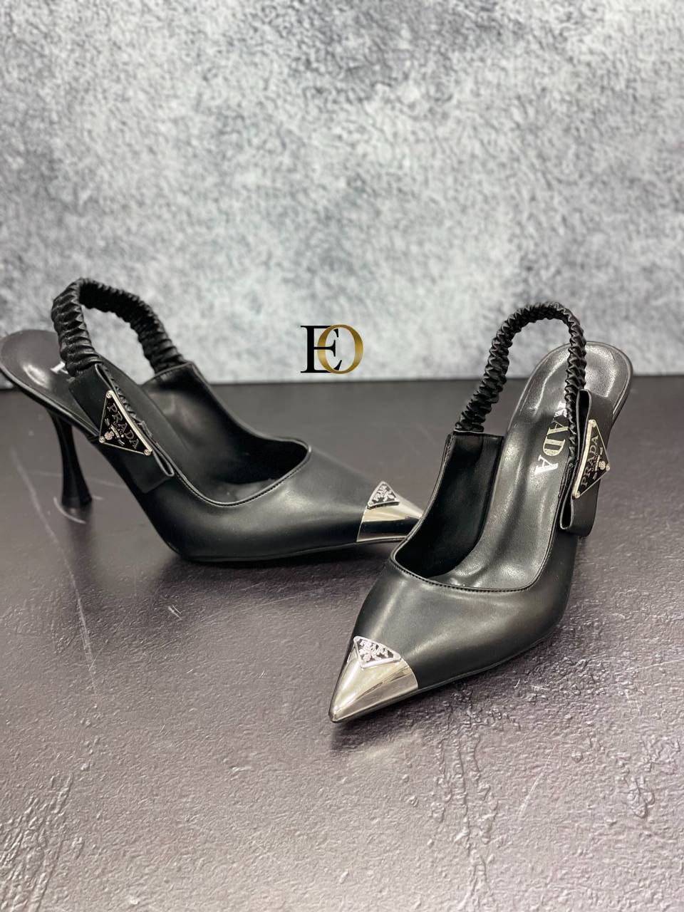 Escarpins Prada Noirs Élégants avec Détails Argentés