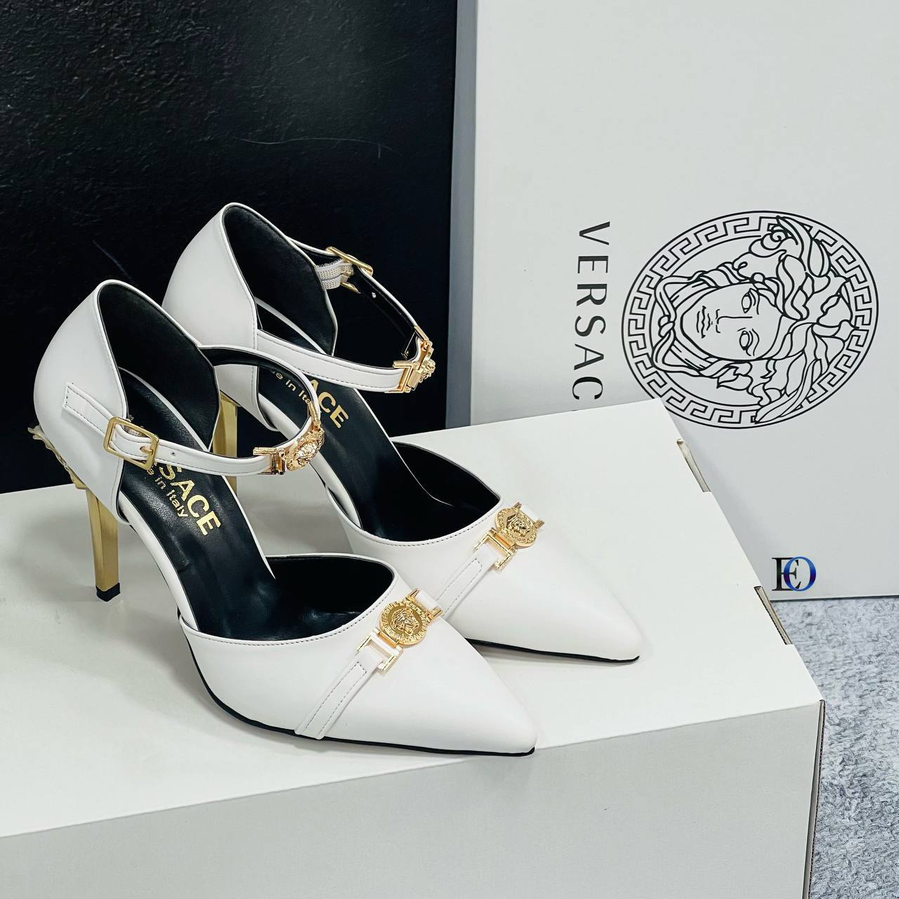 Escarpins Versace Blancs Élégants avec Détails Dorés