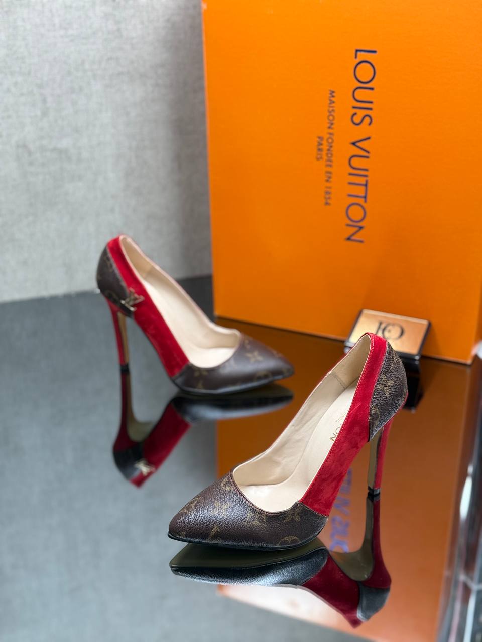 Escarpins Louis Vuitton en Toile Monogram et Daim Rouge