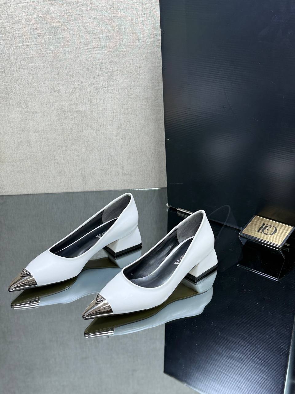 Escarpins Prada Blancs Élégants avec Bout Métallique