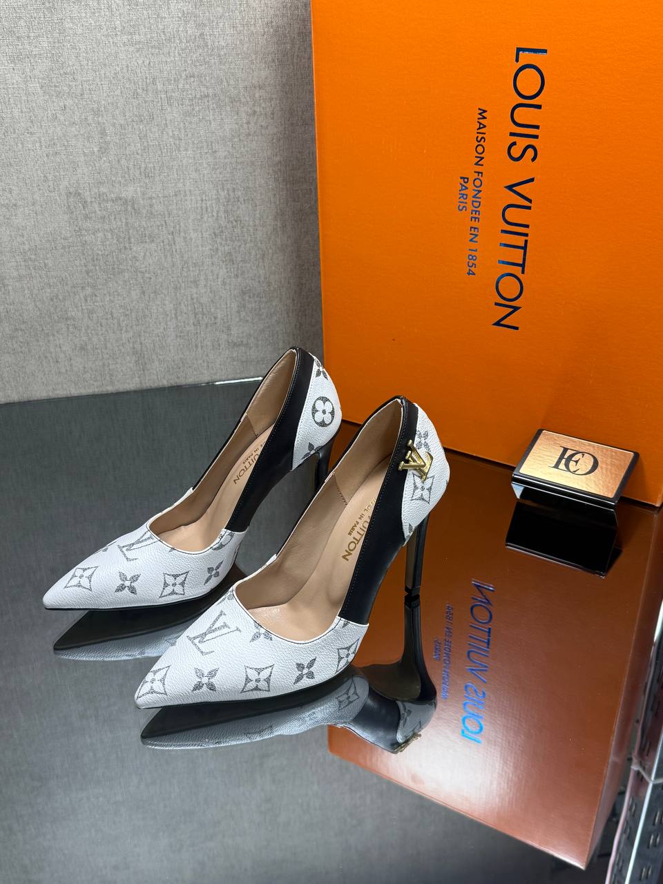 Escarpins Louis Vuitton Slingback Noirs et Blancs à Monogramme