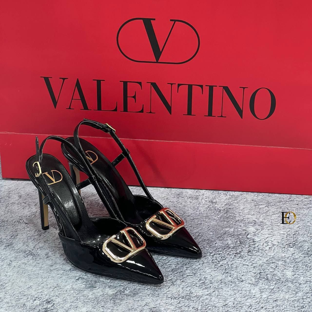 Escarpins Valentino Garavani Slingback en Cuir Verni Noir avec Boucle VLogo Signature