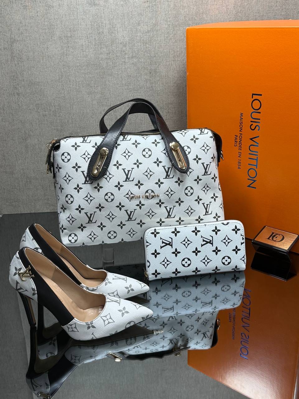 Ensemble Louis Vuitton Noir et Blanc : Sac à Main, Portefeuille et Escarpins Assortis