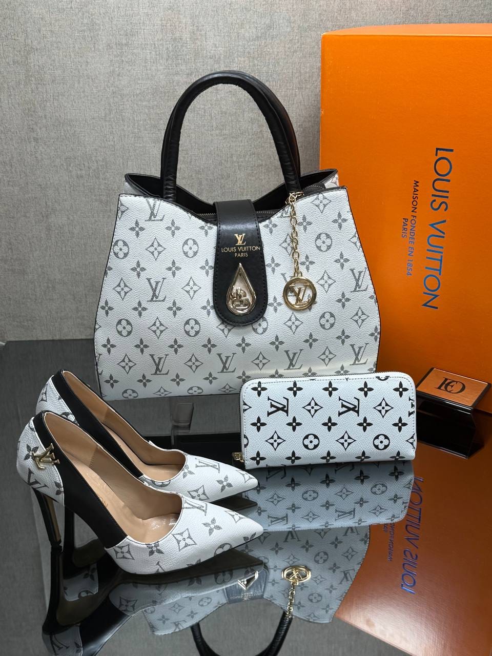 Ensemble Louis Vuitton Noir et Blanc : Sac à Main, Portefeuille et Escarpins Assortis