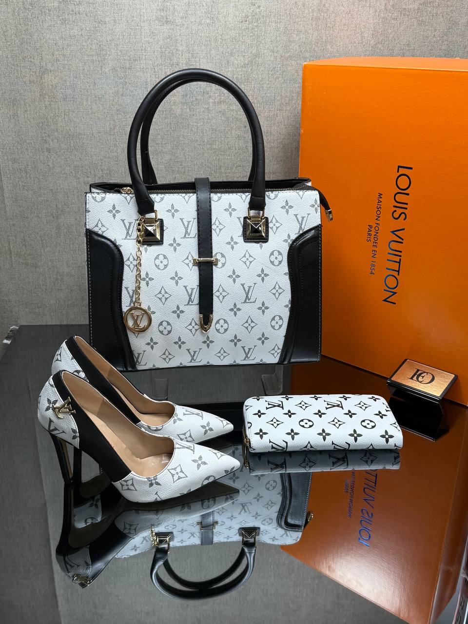 Ensemble Louis Vuitton Noir et Blanc : Sac à Main, Portefeuille et Escarpins Assortis