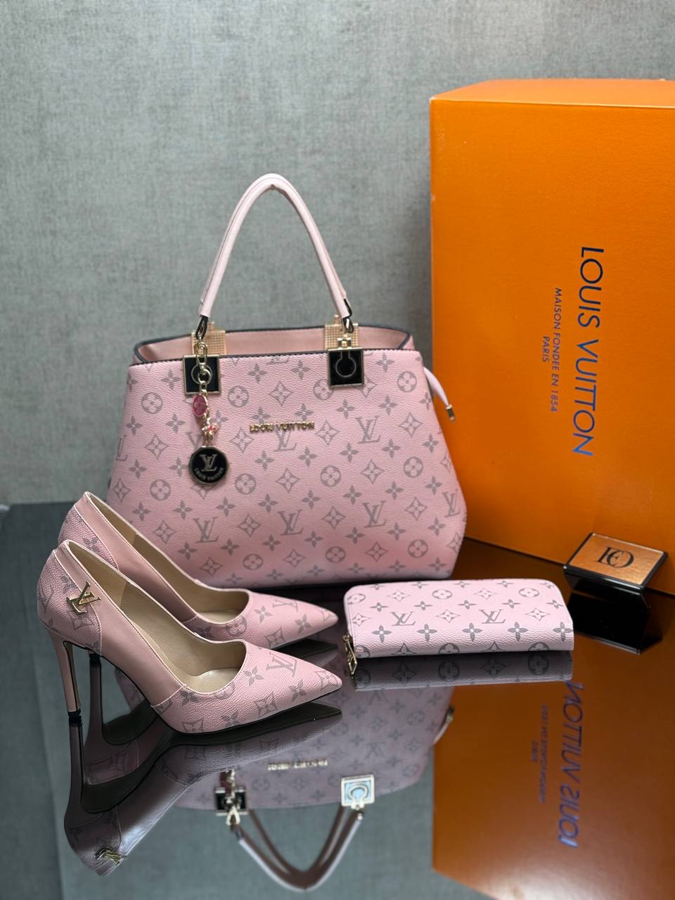 Ensemble Louis Vuitton Rose Poudré : Sac à Main, Portefeuille et Escarpins Assortis