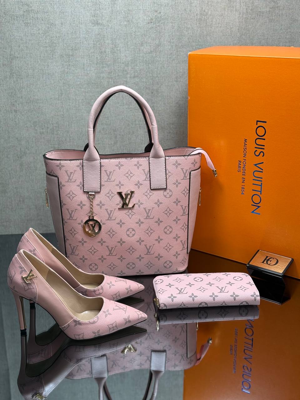 Ensemble Louis Vuitton Rose Poudré : Sac à Main, Portefeuille et Escarpins Assortis