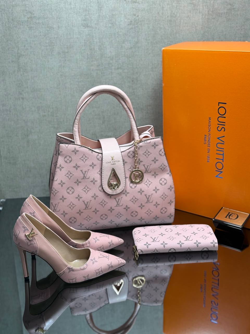 Ensemble Louis Vuitton Rose Poudré : Sac à Main, Portefeuille et Escarpins Assortis