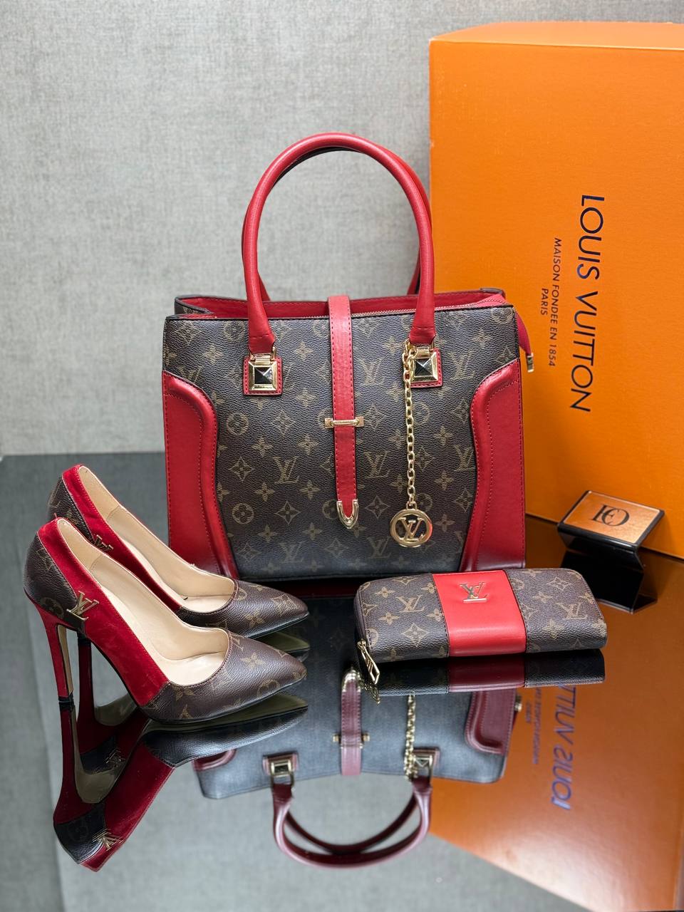 Ensemble Louis Vuitton Marron et Rouge : Sac à Main, Portefeuille et Escarpins Assortis