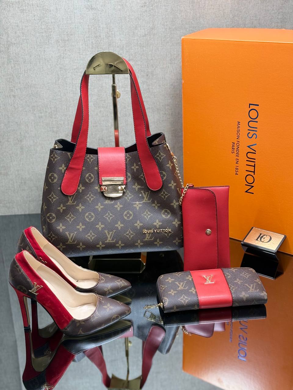 Ensemble Louis Vuitton Marron et Rouge : Sac à Main, Portefeuille et Escarpins Assortis