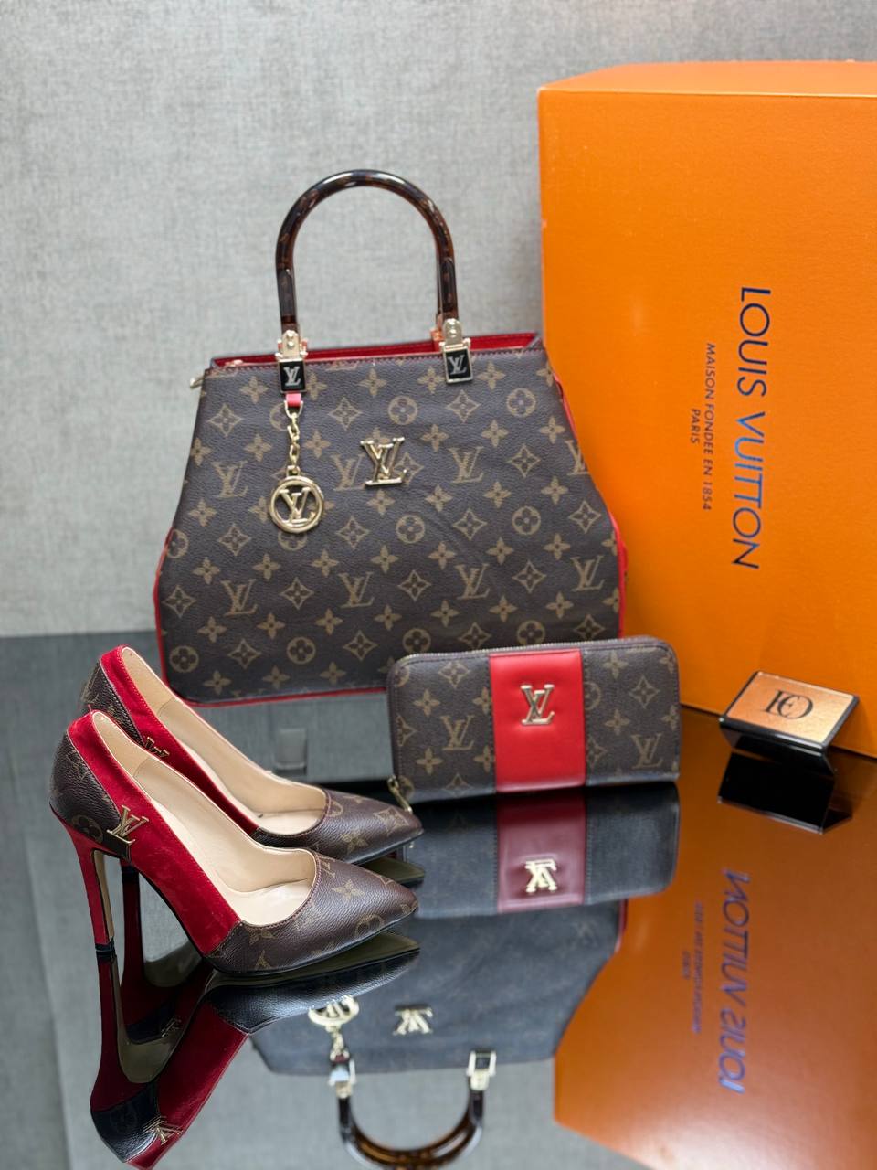 Ensemble Louis Vuitton Marron et Rouge : Sac à Main, Portefeuille et Escarpins Assortis