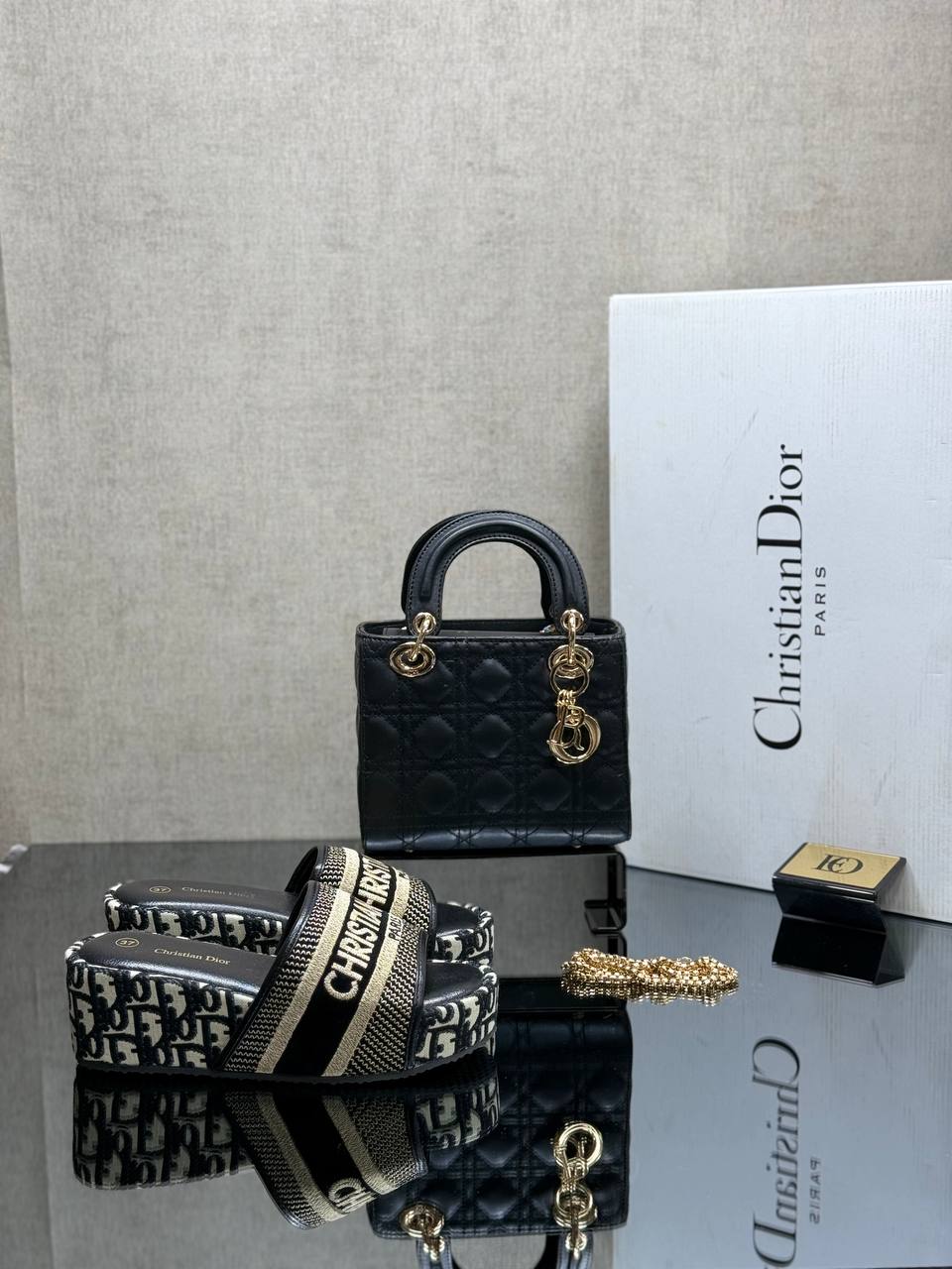 Ensemble Christian Dior Noir et Or : Sac à Main Lady Dior et Sandales Assorties