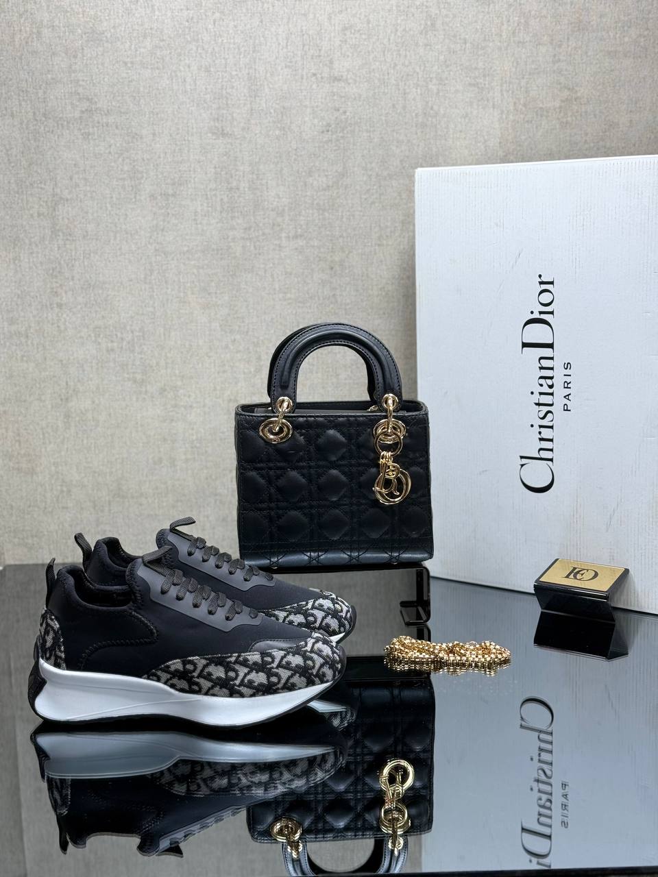 Ensemble Christian Dior Noir et Or : Sac à Main Lady Dior et Sandales Assorties