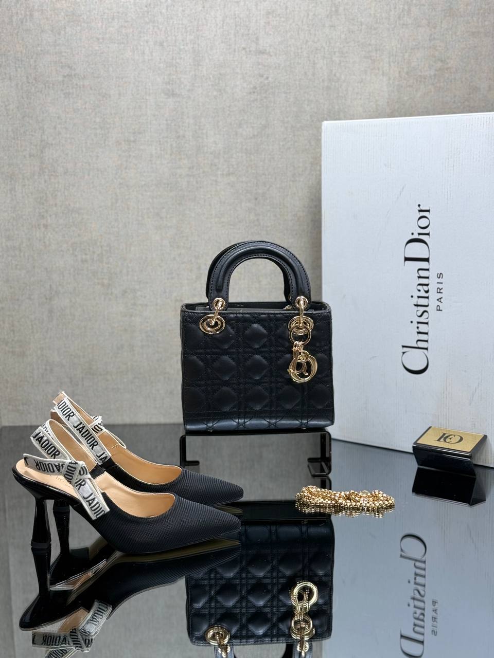 Ensemble Christian Dior Noir et Or : Sac à Main Lady Dior et Sandales Assorties