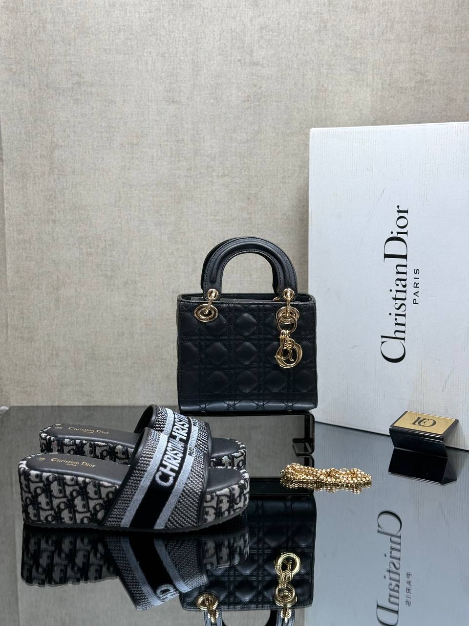 Ensemble Christian Dior Noir et Or : Sac à Main Lady Dior et Sandales Assorties