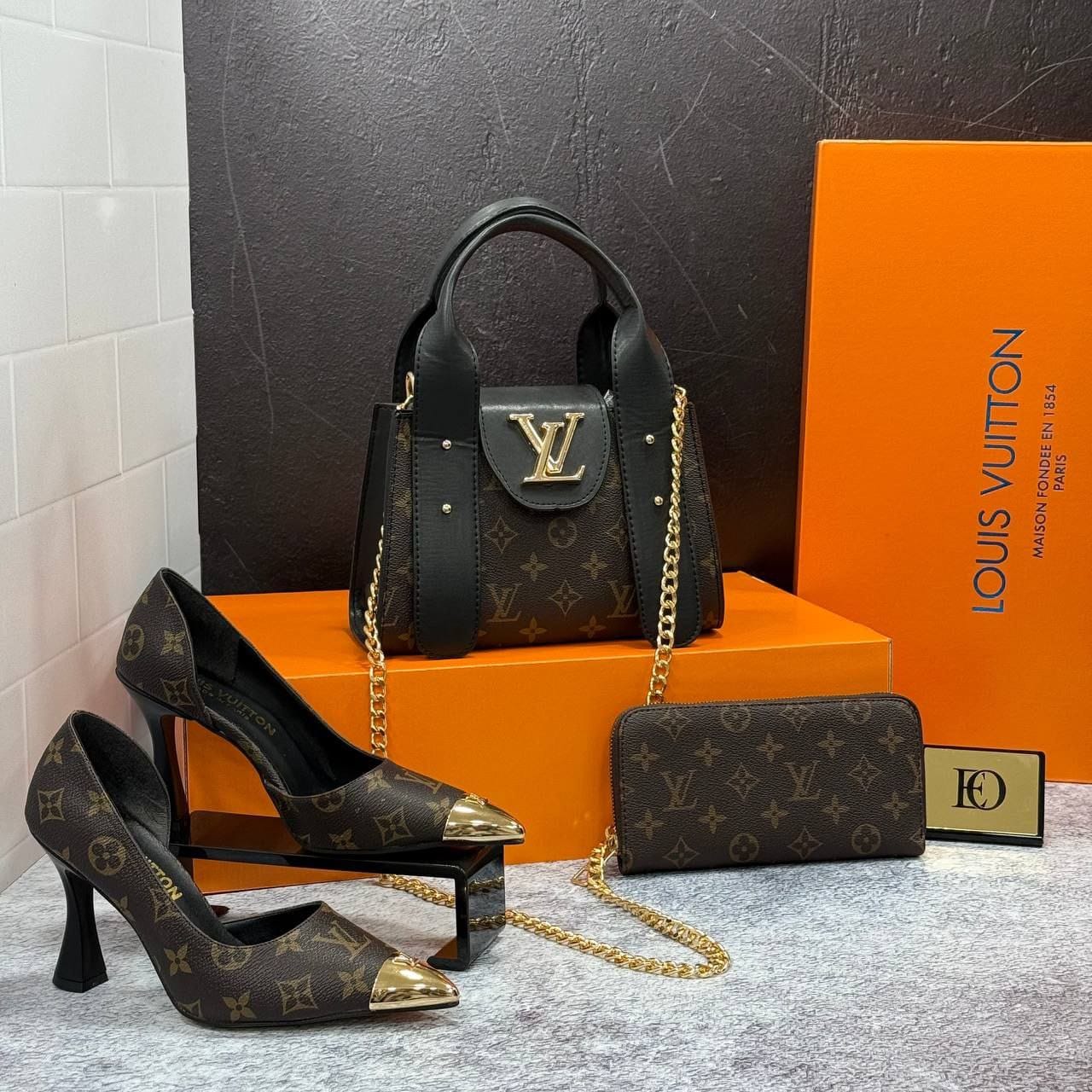 Ensemble Louis Vuitton Marron et Noir : Sac Alma BB, Portefeuille et Escarpins Assortis