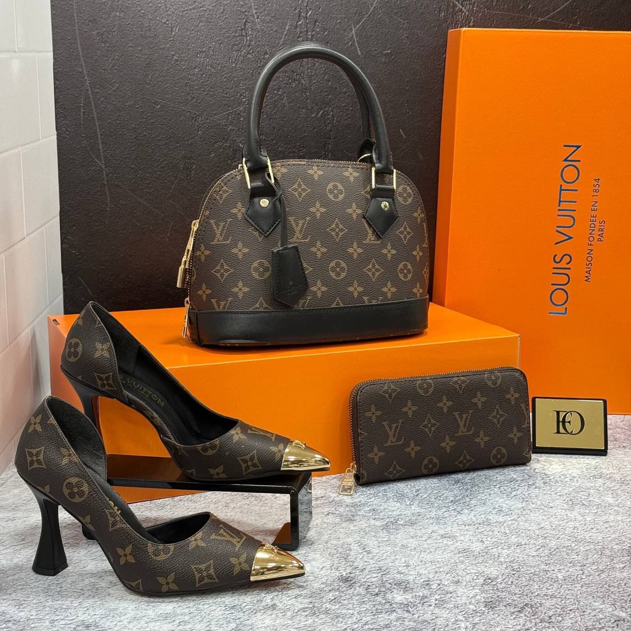 Ensemble Louis Vuitton Marron et Noir : Sac Alma BB, Portefeuille et Escarpins Assortis