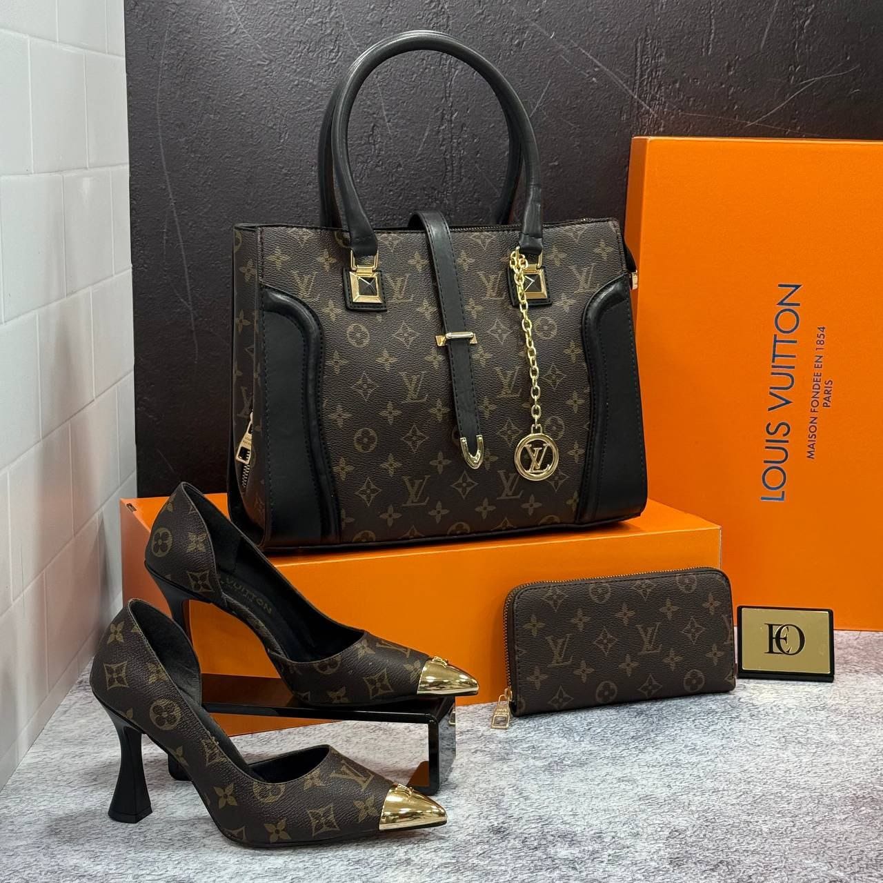Ensemble Louis Vuitton Marron et Noir : Sac Alma BB, Portefeuille et Escarpins Assortis