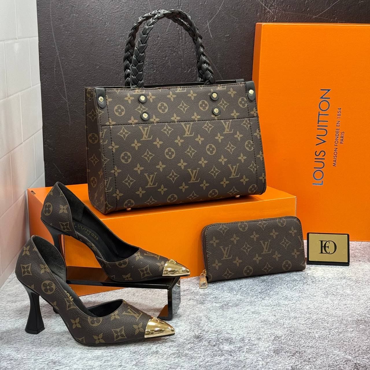 Ensemble Louis Vuitton Marron et Noir : Sac Alma BB, Portefeuille et Escarpins Assortis