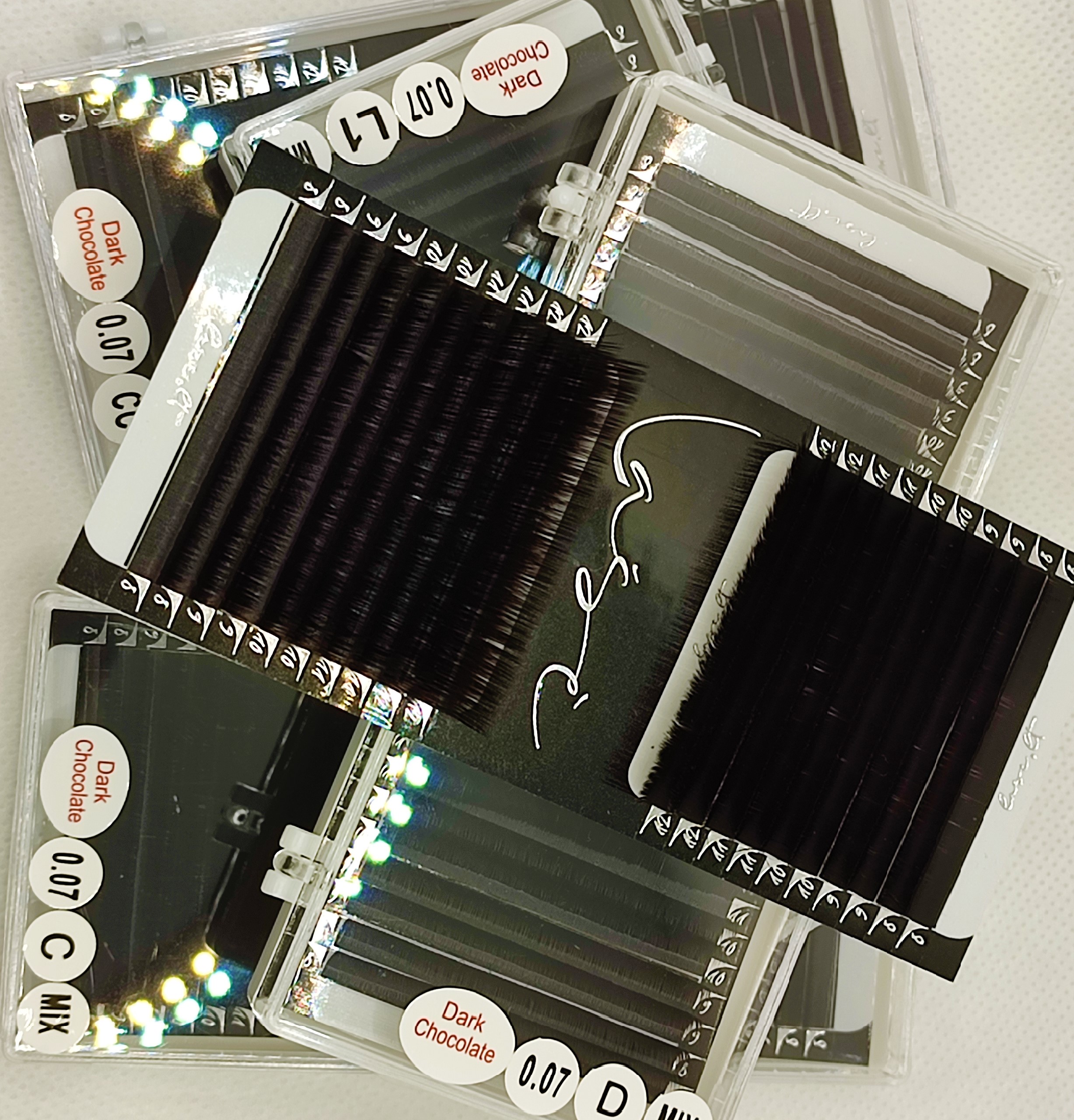 0,07mm "Lašė" Rudos volume blakstienos