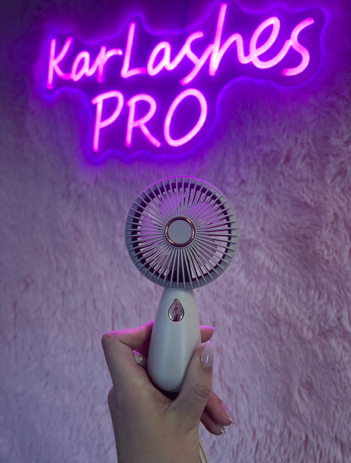 Įkraunamas vėjelis blakstienų priauginimui, kreminis