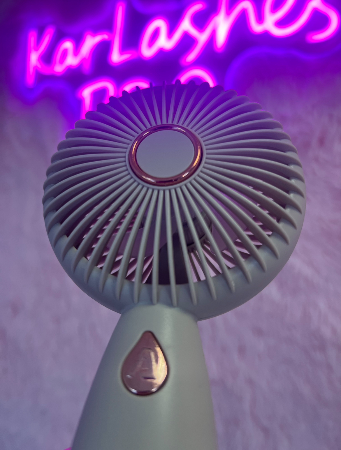 Įkraunamas vėjelis blakstienų priauginimui, kreminis