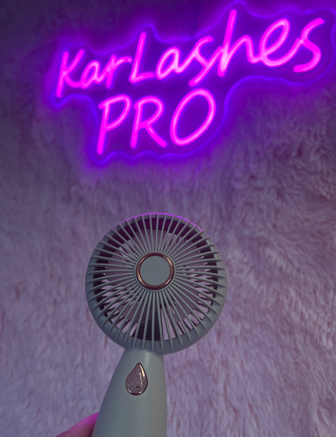 Įkraunamas vėjelis blakstienų priauginimui, kreminis