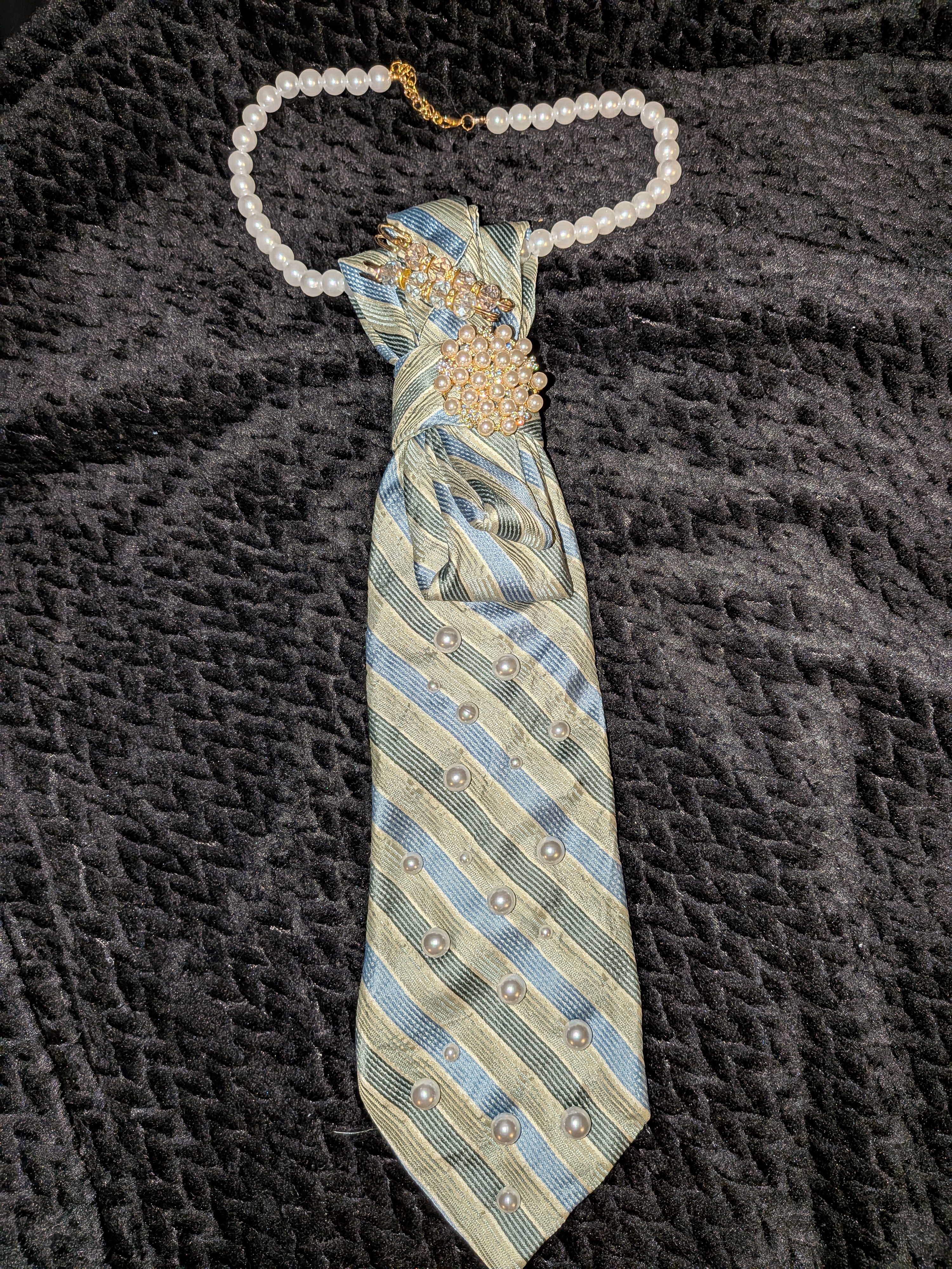 Women's folded tie with pearls