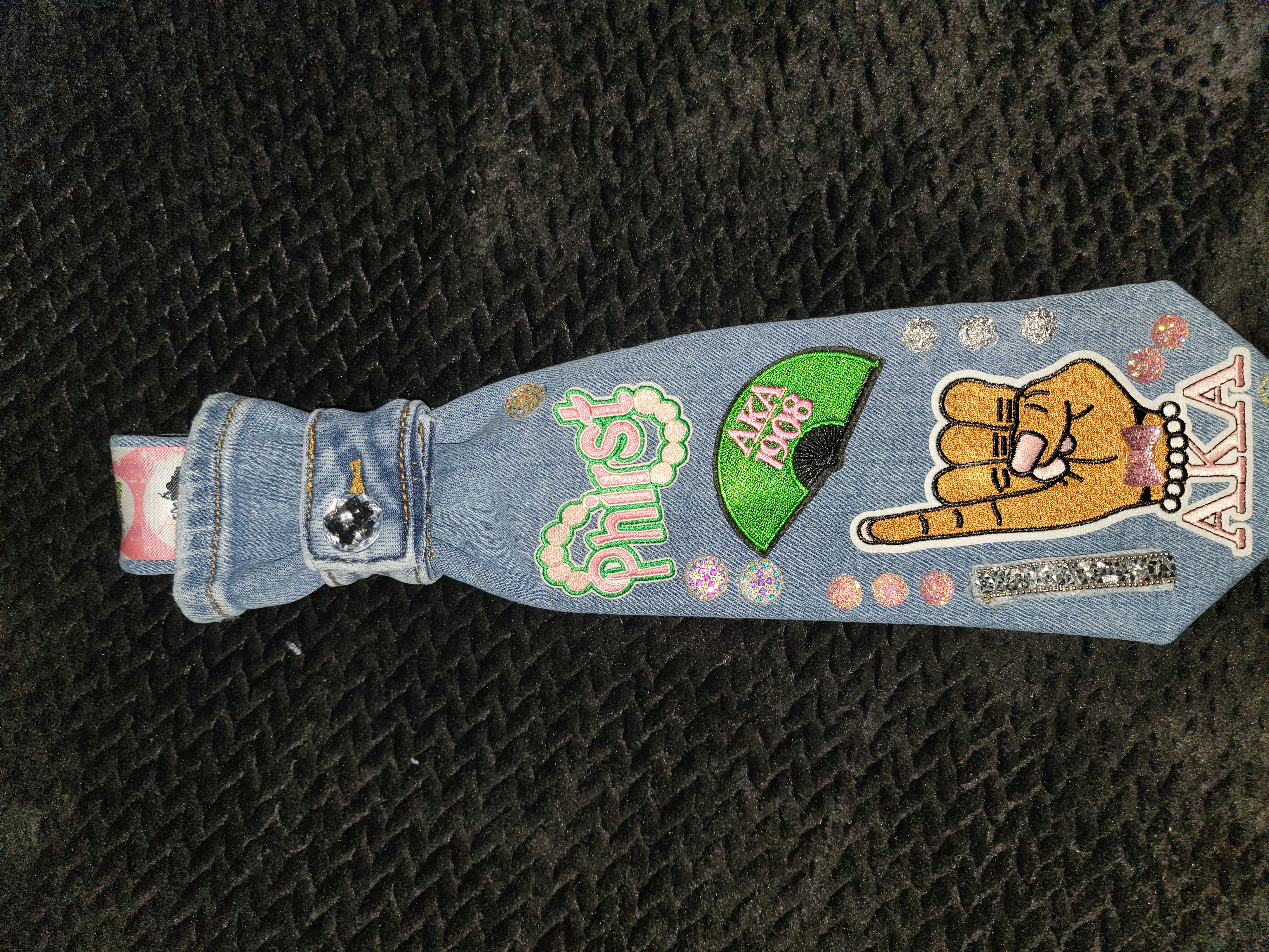 AKA tie (large pinkie) 