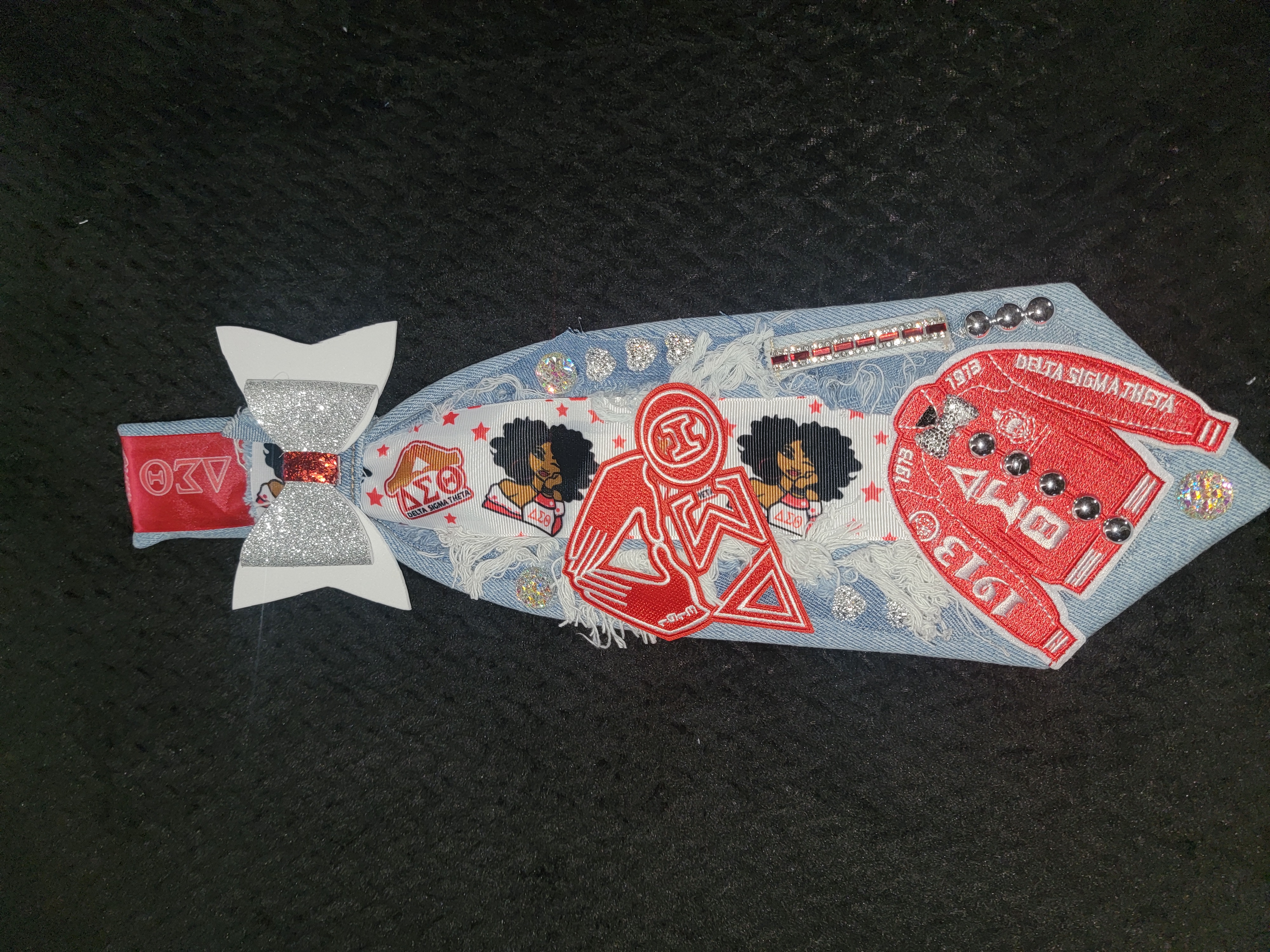Delta tie w/removable bow