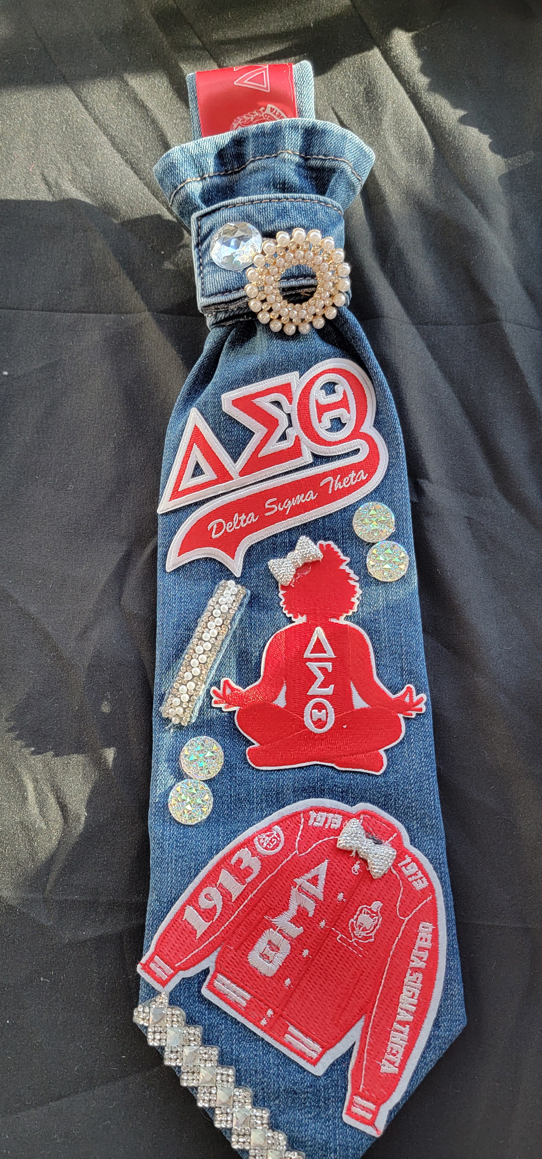 Delta tie {red jacket)