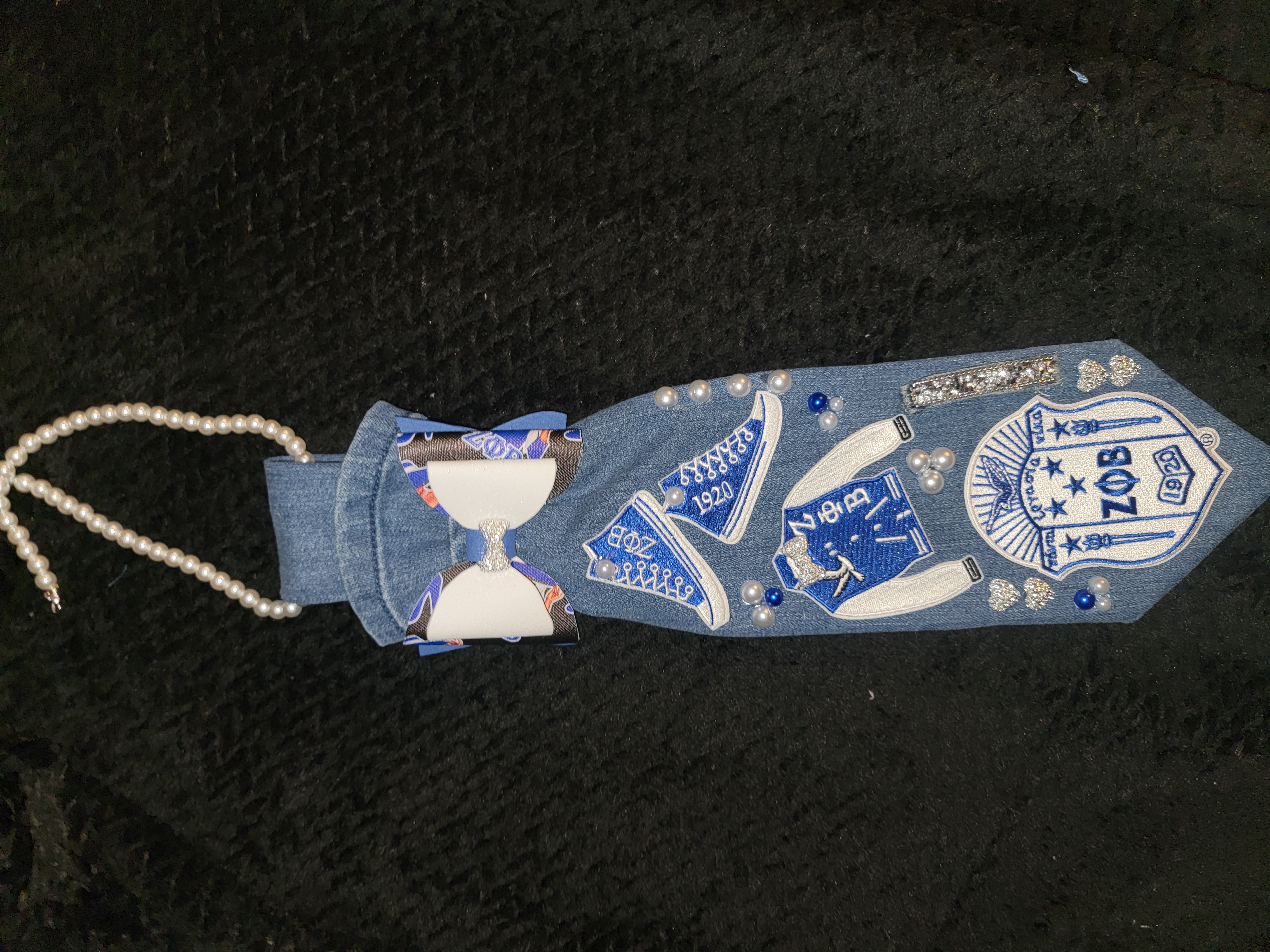Zeta tie 4 (bow and shield)