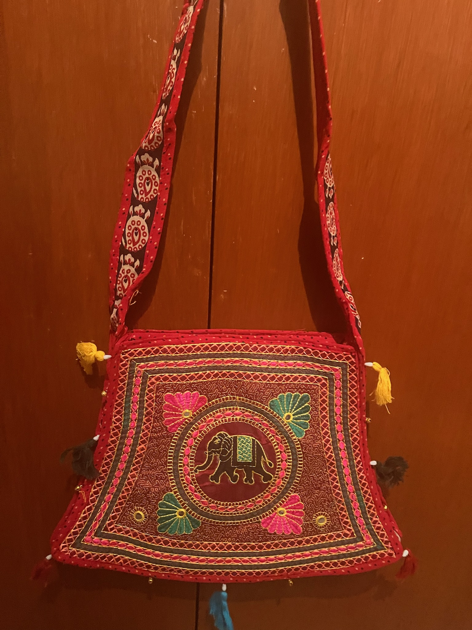 Bolsa de mano bordada tradicional