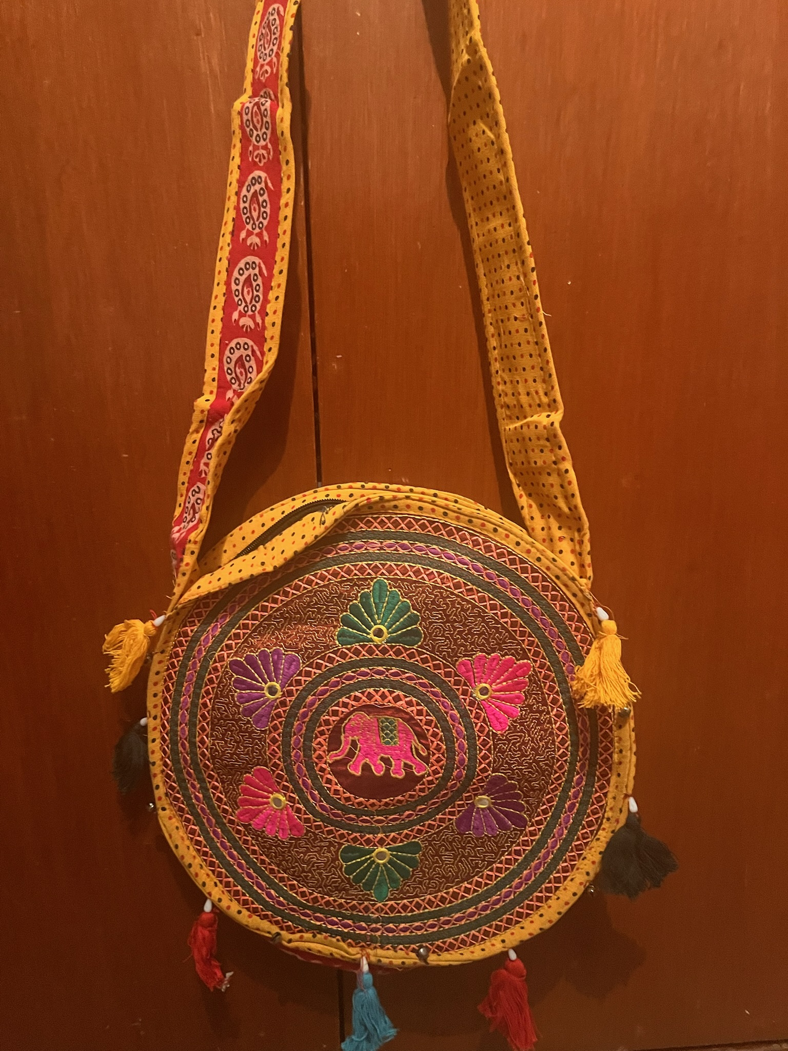 Bolsa de mano bordada tradicional