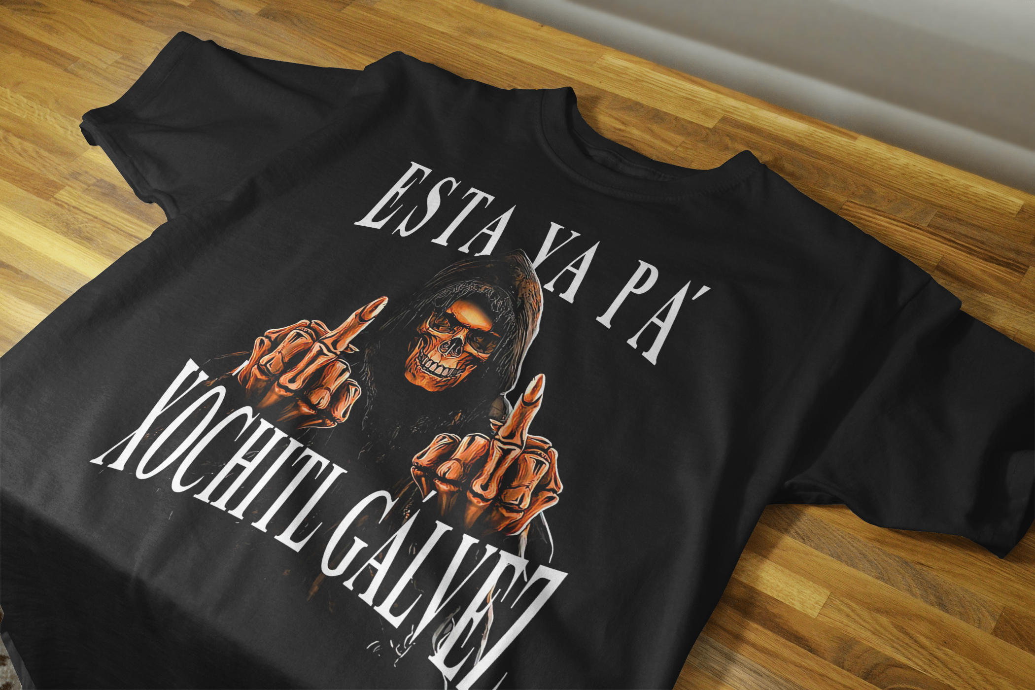 Camisa negra con diseño gráfico