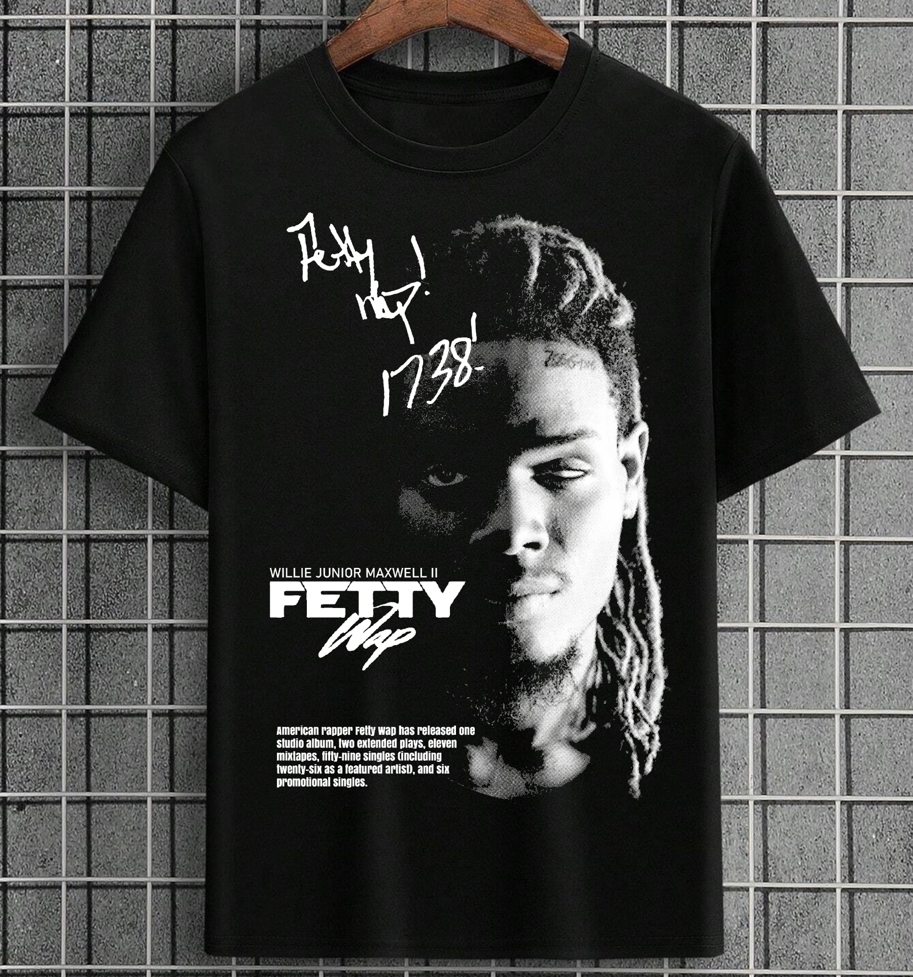 Camiseta negra con diseño gráfico