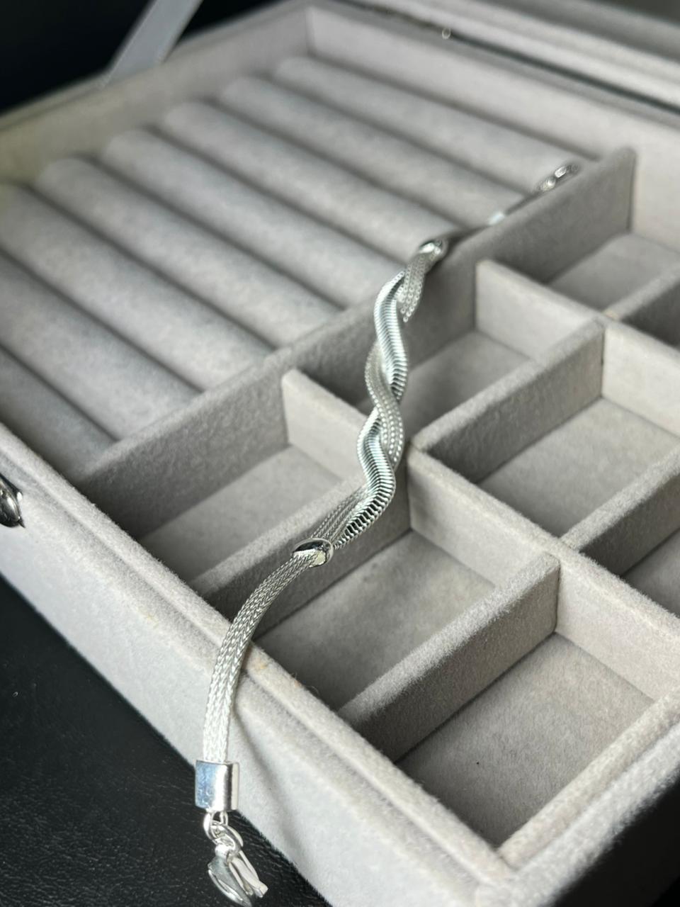 Pulsera tipo Clapton chata con nudo en el centro