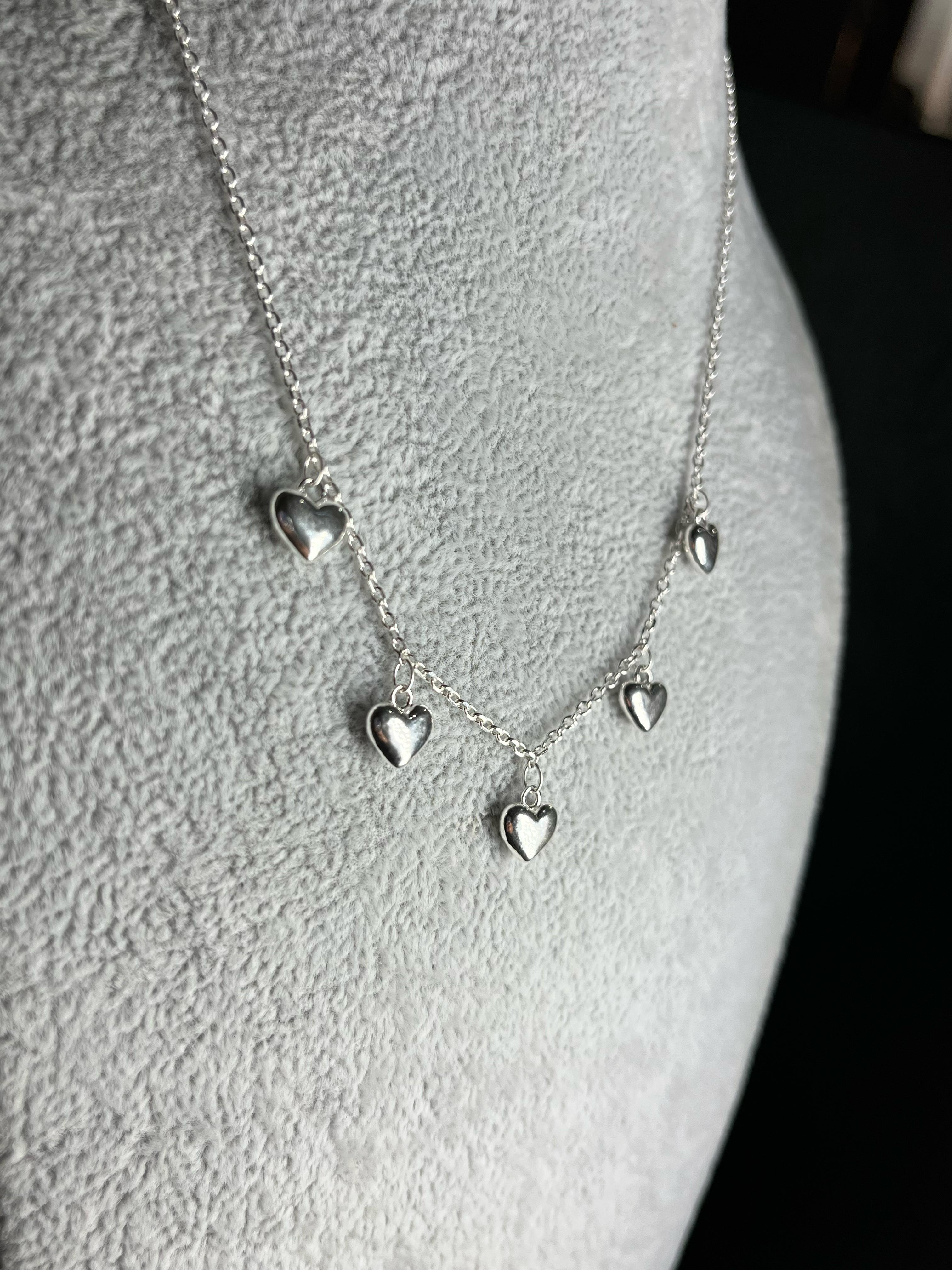 Gargantilla con 5 corazones