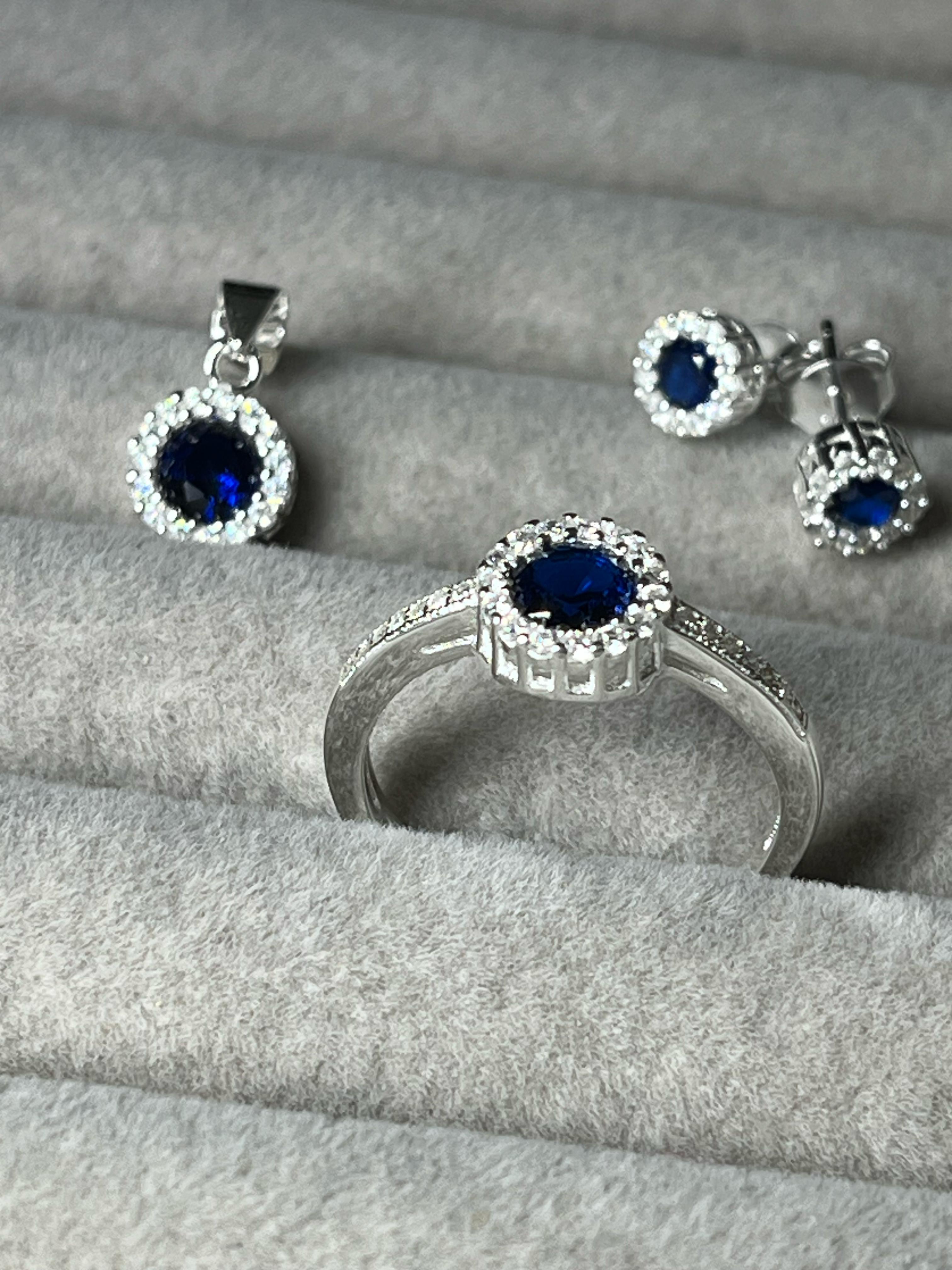 Juego de joyería con zafiros de anillos, dijes y aros