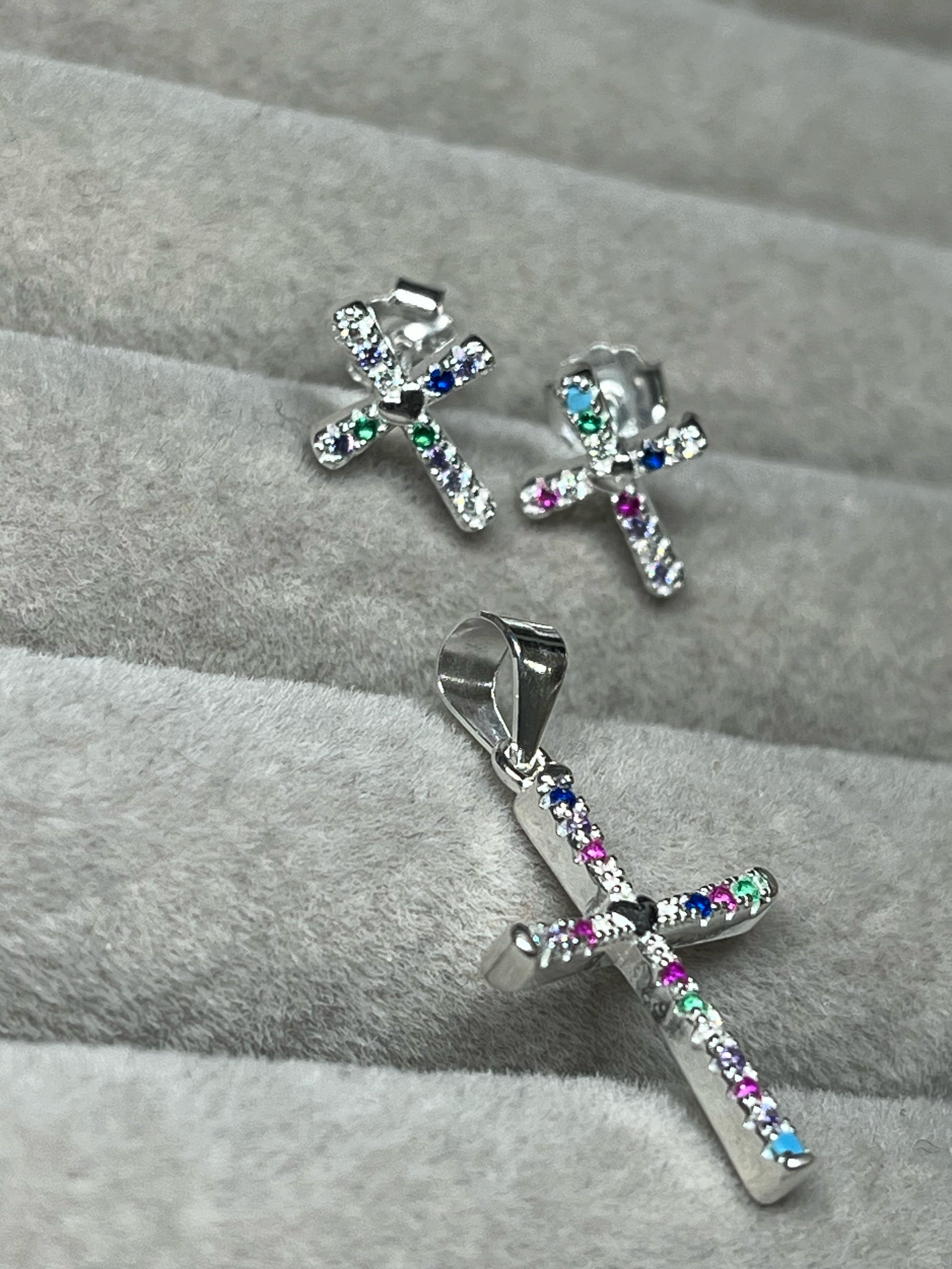 Juego de dijes y aros con forma de cruz